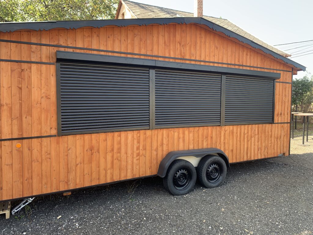 Nyílászáró a lakókocsin